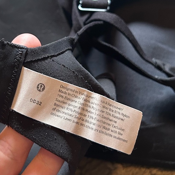 Lululemon Soft Padded Black Hook and Eye Sports Bra Adjustable Back Straps 32DD - Picture 5 of 6